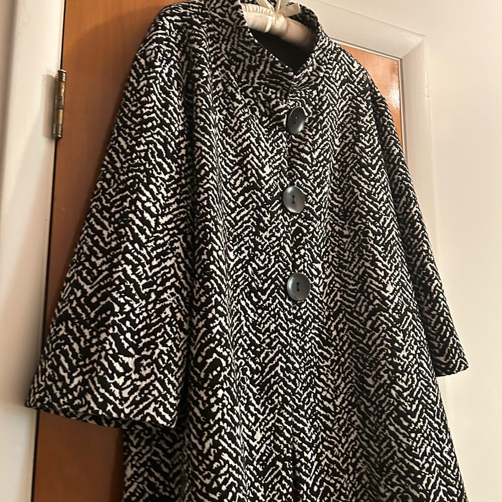 This jacket has 3 black buttons down front. No pockets